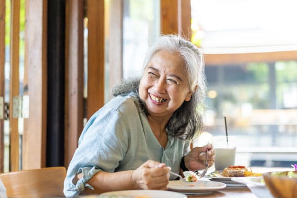 How to Improve Mealtimes for Someone with Dementia